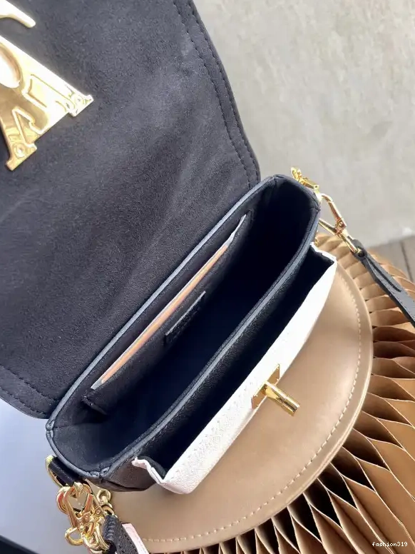 TENDER LOUIS VUITTON LOCKME 0423
